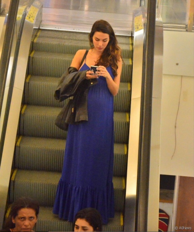  Namorada de Rodrigo Santoro exibe barriguinha de gravida durante passeio 