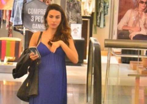  Namorada de Rodrigo Santoro exibe barriguinha de gravida durante passeio 