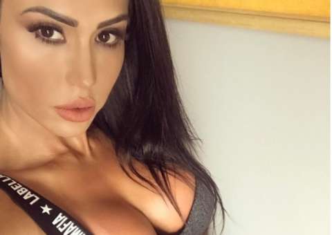 Com short minúsculo, Gracyanne Barbosa rebola muito em aula de dança 