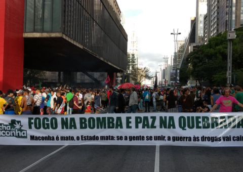Marcha da maconha reúne cerca de mil pessoas em Ipanema