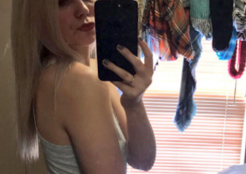  Empinando bumbum, jovem posta foto sensual e detalhe chama atenção