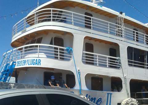 Barco-recreio é interditado para uso de som na Praia do Tupé