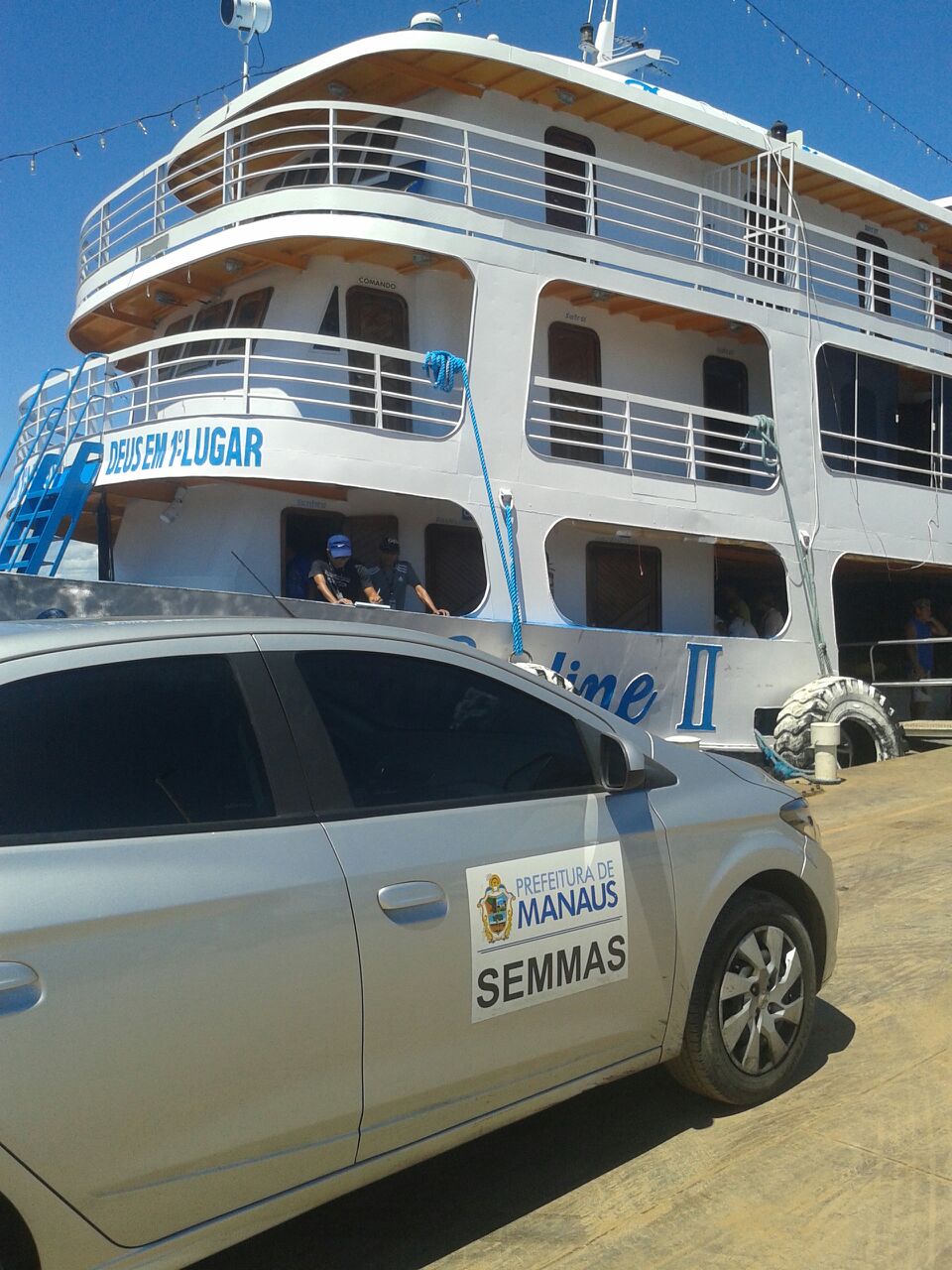 Barco-recreio é interditado para uso de som na Praia do Tupé