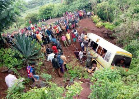 Microônibus escolar perde controle e mata 32 crianças