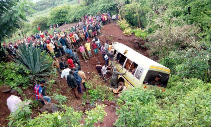 Microônibus escolar perde controle e mata 32 crianças