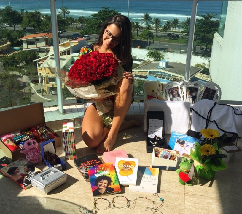  Grupo de fãs reza por ex-bbb Emilly na praia: 'oramos e choramos em cada paredão, Senhor'