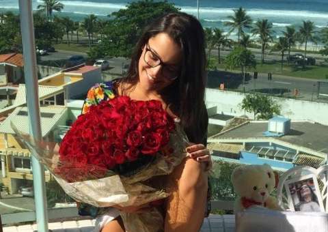  Grupo de fãs reza por ex-bbb Emilly na praia: 'oramos e choramos em cada paredão, Senhor'