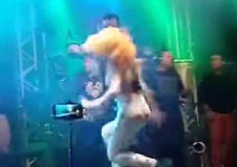  Joelma desliza no salto alto e leva tombo durante show no Ceará; vídeo