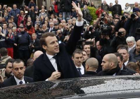 Macron vence eleições presidenciais na França, indicam pesquisas de boca de urna