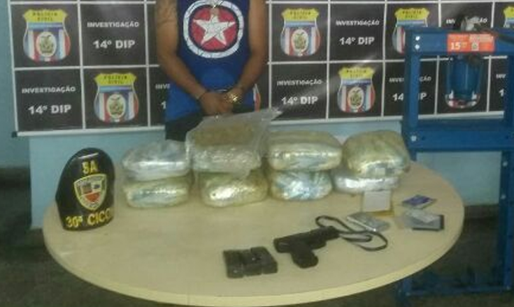 Homem é preso em flagrante com 8kg de drogas e pistola falsa em Manaus
