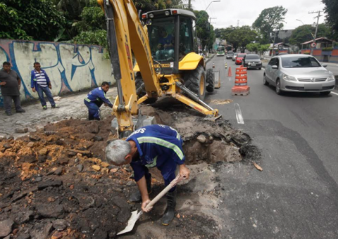 Trecho da Avenida Ephigênio Salles desmorona após tubulação se romper em Manaus