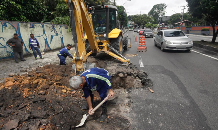 Trecho da Avenida Ephigênio Salles desmorona após tubulação se romper em Manaus
