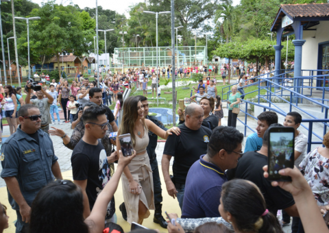 Ex-BBB Vivian Amorim atende fãs mirins e lota Parque Cidade da Criança 