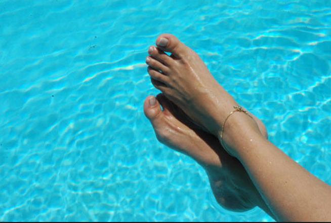 Cientistas usam adoçante para medir o volume de urina em piscinas