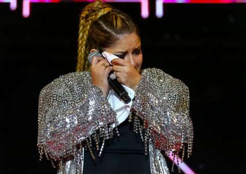 Após polêmica com Ivete, Marília Mendonça se emociona na frente dos fãs