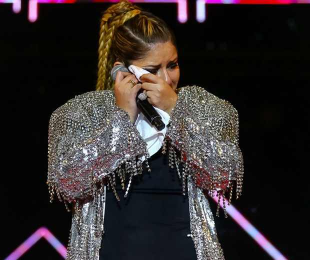Após polêmica com Ivete, Marília Mendonça se emociona na frente dos fãs
