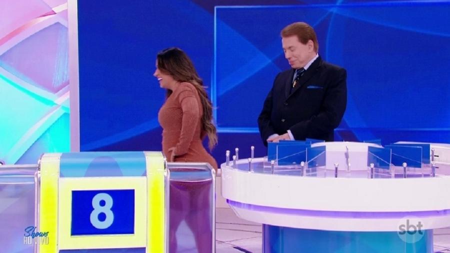 Silvio Santos dá olhada indiscreta e fala sobre bumbum de Simone