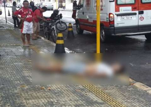 Corpo de homem é encontrado em praça no Centro de Manaus