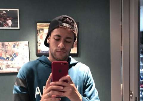 Neymar faz tatuagem em amigo e mostra resultado na web