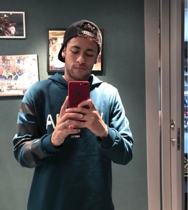 Neymar faz tatuagem em amigo e mostra resultado na web