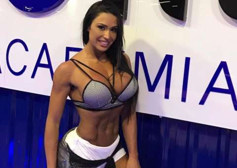 Gracyanne Barbosa dá close em bumbum empinado de fio dental e fãs vão à loucura