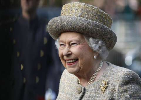 Aos 91 anos, Rainha Elizabeth surpreende ao dirigir sozinha