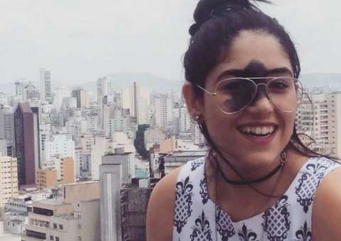 Jovem brasileira que nasceu com mancha no rosto vira notícia internacional