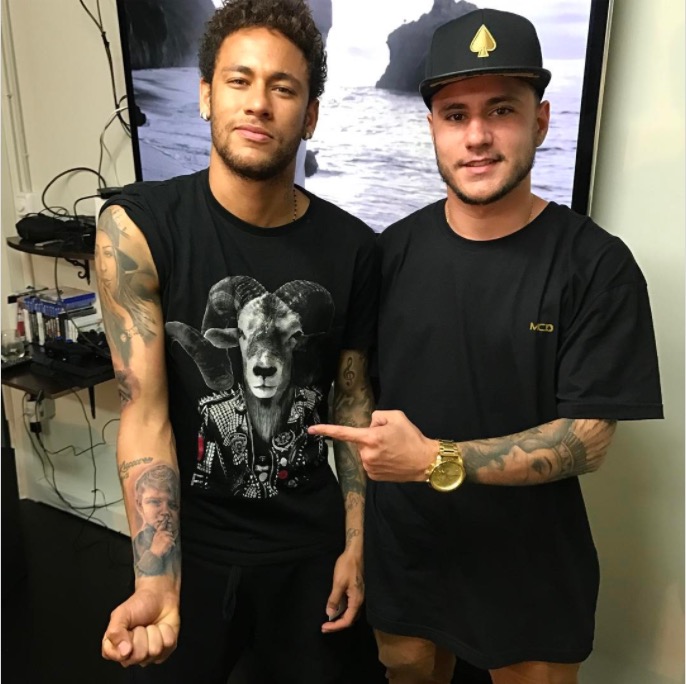 Neymar tatua rosto do filho no braço e mostra resultado 