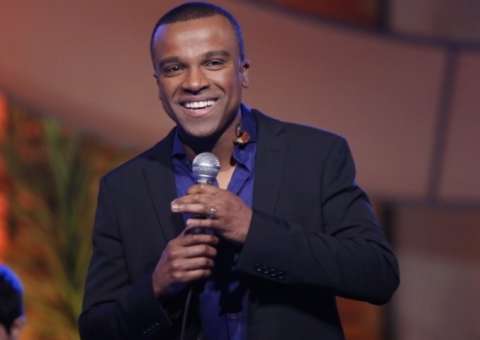 Após acidente, Alexandre Pires avisa que passará por cirurgia