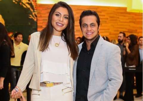 Thammy Miranda aparece em cena quente com namorada para divulgar peça