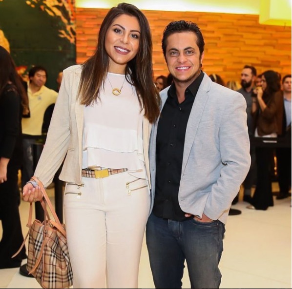 Thammy Miranda aparece em cena quente com namorada para divulgar peça