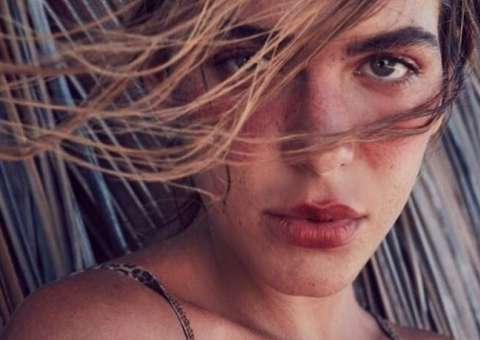 Mariana Goldfarb mostra seios turbinados em foto de biquíni e divide opiniões