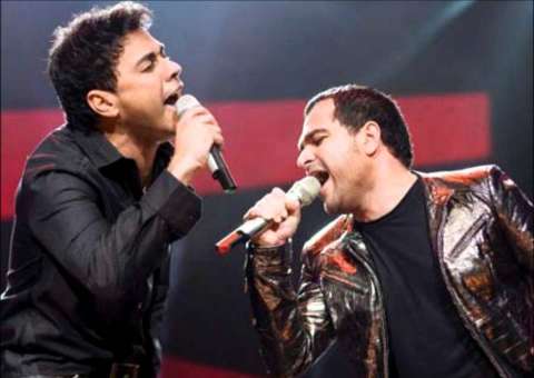 Zezé di Camargo e Luciano se beijam na boca e 'causa polêmica'