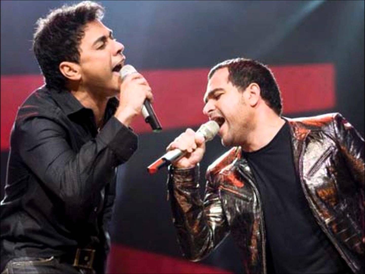 Zezé di Camargo e Luciano se beijam na boca e 'causa polêmica'