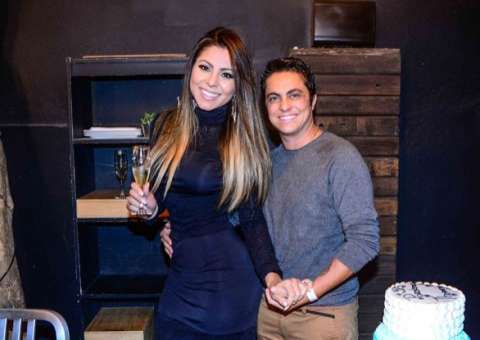 Thammy surpreende ao tirar sutiã da namorada em foto para peça