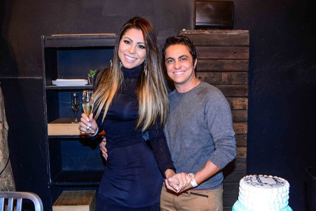 Thammy surpreende ao tirar sutiã da namorada em foto para peça