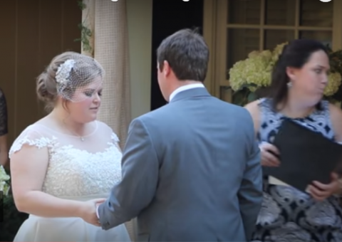 Cerimonialista de casamento interrompe votos e 'choca' convidados