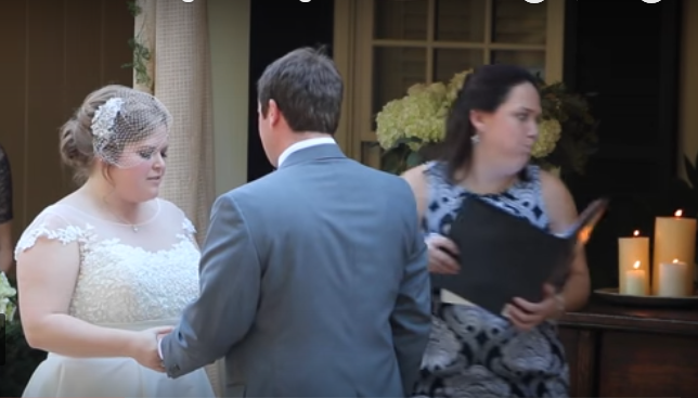 Cerimonialista de casamento interrompe votos e 'choca' convidados