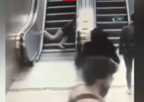 Criança se desequilibra e acaba sendo ‘engolida’ por escada rolante  