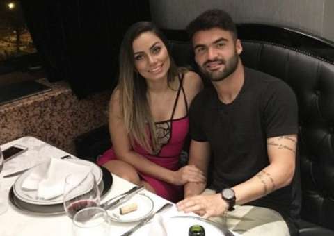 Esposa de jogador morto no avião da Chapecoense não supera perda e emagrece 11 quilos