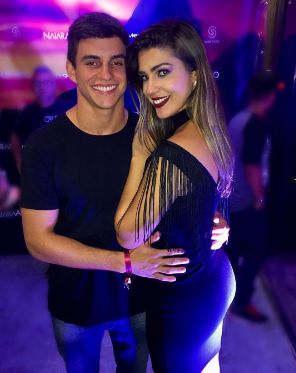 Ex-BBBs Vivian e Manoel posam em clima de romance em festa no Rio