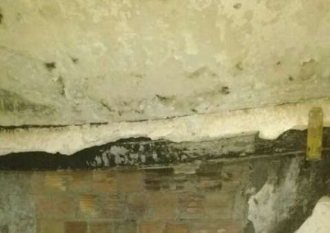 Casa pega fogo após explosão e mulher fica ferida em Manaus