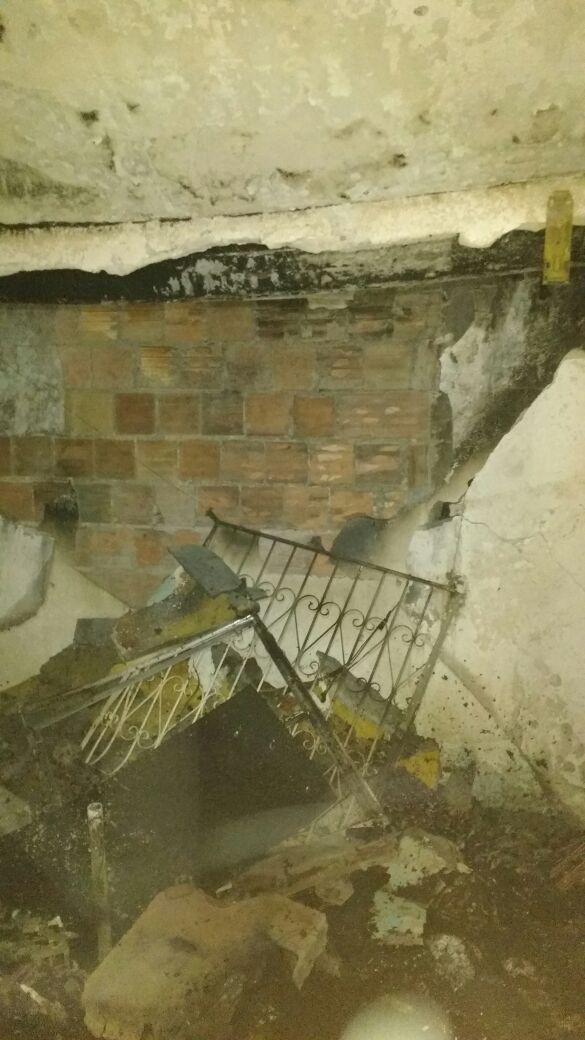 Casa pega fogo após explosão e mulher fica ferida em Manaus