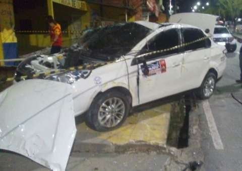 Após assalto a lanchonete, grupo capota carro em fuga e um morre em Manaus