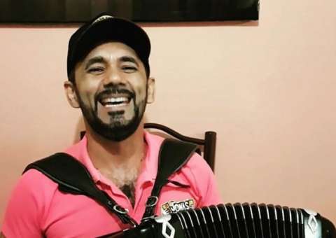 Show de Jonas Alves agita a sexta do Alambique