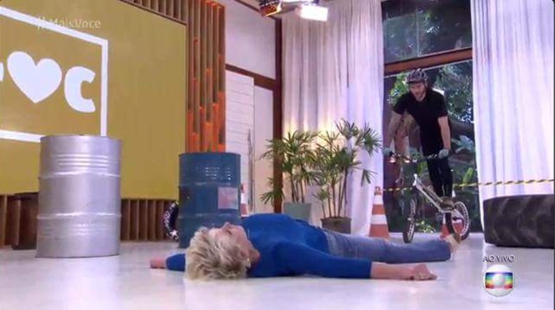 Ana Maria passa a mão na perna de esportista e aceita desafio radical, ‘Tô arrepiada’