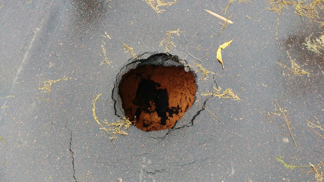 Em Manaus, cratera abre na avenida Humberto Calderaro e deixa trânsito caótico 