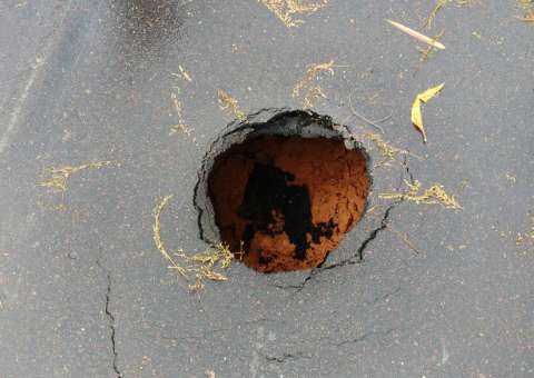 Em Manaus, cratera abre na avenida Humberto Calderaro e deixa trânsito caótico 