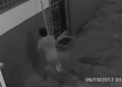 Homem invade igreja, furta equipamento e defeca no chão da paróquia em Manaus