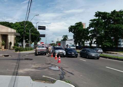 Faixa azul é liberada em avenidas após obra emergencial em Manaus  